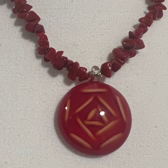 Red Rose Coral Bead Lucite Round Pendant Toggle Clasp 22 Inch Necklace - Picture 3 of 7